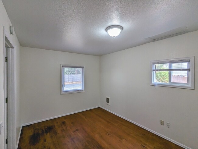Building Photo - 2 Bed/1 Bath House - 5 min to Lakewood Tow...
