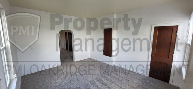 Building Photo - 1 Bedroom Upper Apartment