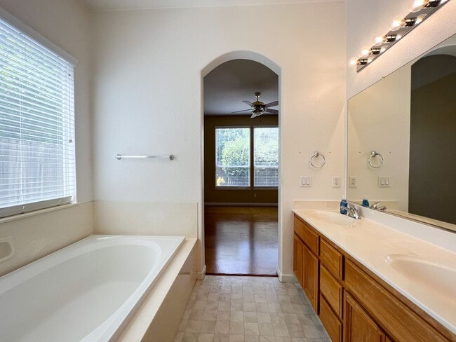 Building Photo - Spacious Single Story 3 Bd, 2 Ba Home in S...