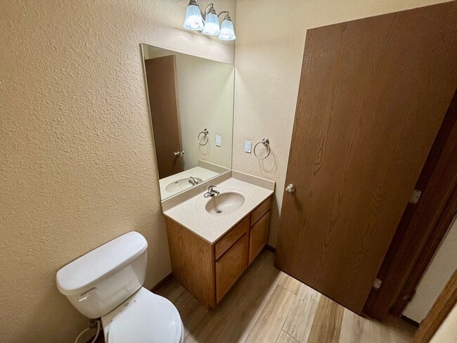 Building Photo - Live Comfortably on the East Side – Spacious 4 Bed / 2.5 Bath Duplex with Backyard & Garage