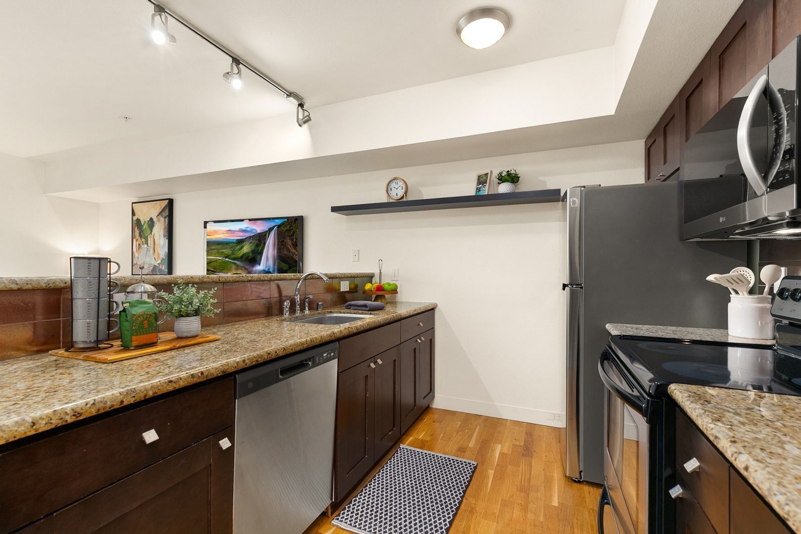 Building Photo - Renovated Studio in Capitol Hill with Rooftop City Views!!!!