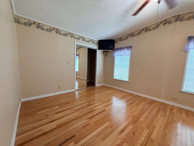 Building Photo - Large and Spacious 3/3 on near half acre NO HOA!