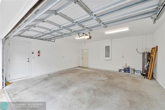 Building Photo - 825 NE 17th Way