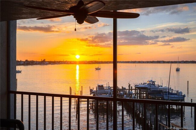 Building Photo - 415 NW North River Dr