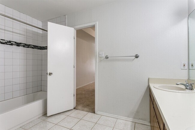 Building Photo - 215 Meadowbrook Ln