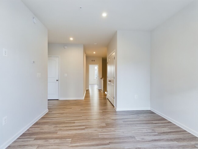 Building Photo - Stunning, Bright 2 Bedrooms  2 1/2 Bathroo...