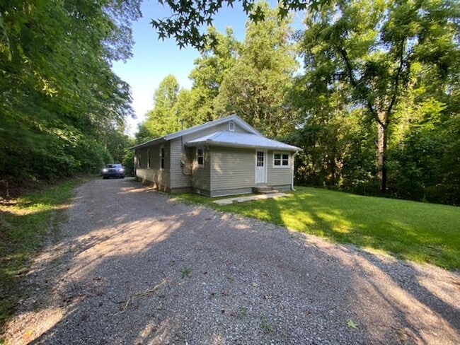 Building Photo - Harriman 37748 - Charming 2-bedroom, 1.5-b...