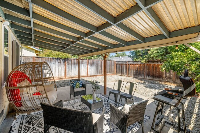 Building Photo - 919 Redbird Dr