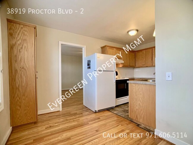 Building Photo - Charming Studio Apartment in Sandy! | $1,195