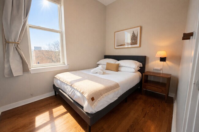 Building Photo - 736 N Throop St