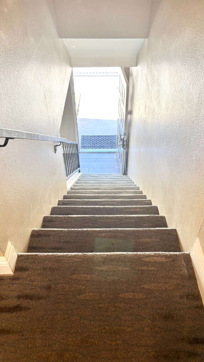 Building Photo - 2 Bedrooms Townhome Availble For Rent in I...