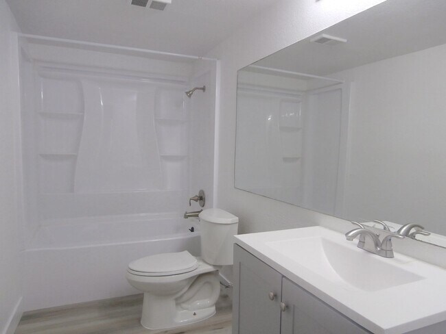 Building Photo - Pleasant 2 Bedroom 2 Bathroom Condo in Gated Community!