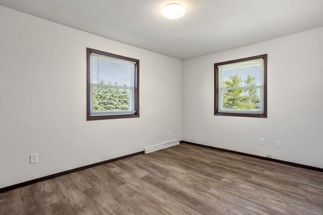 Building Photo - 1352 W Hiawatha Dr