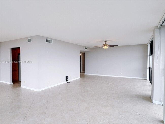 Building Photo - 800 Parkview Dr