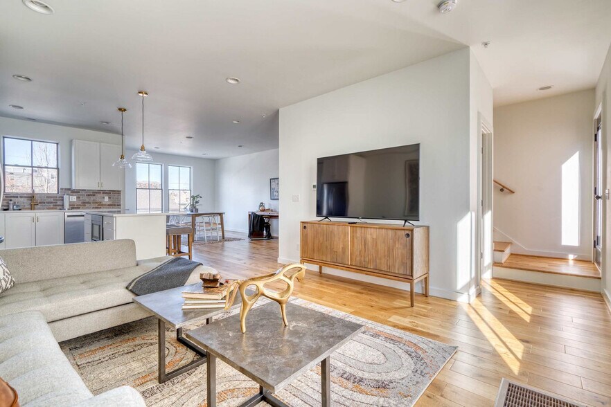 Building Photo - 512 NE 56th Ave