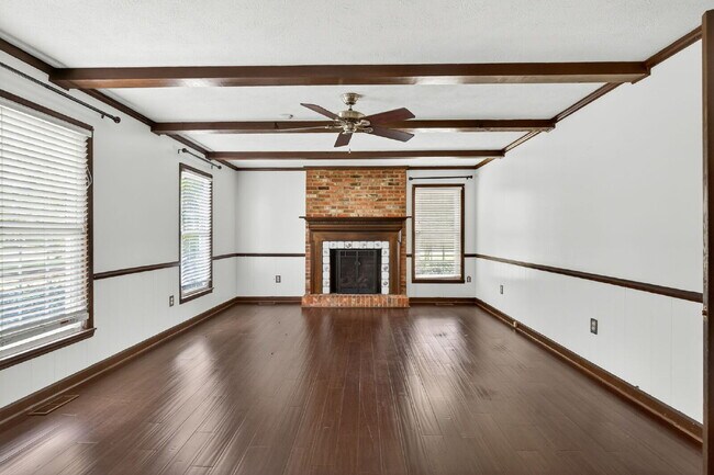 Building Photo - 636 N Wilkinson Dr