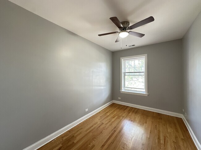 Building Photo - 4452 N Sheridan Rd