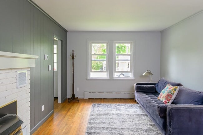 Building Photo - 4 Bedroom Colonial Home in Williamstown