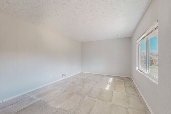 Building Photo - NE 2/BD 1/BA 1/CG HOME