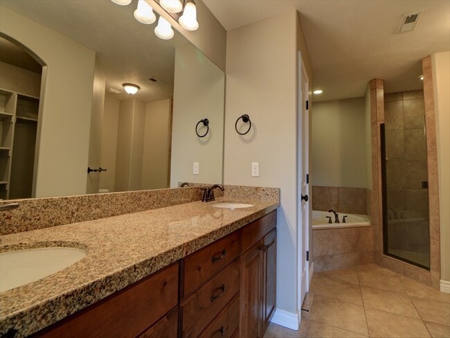 Building Photo - End unit town home