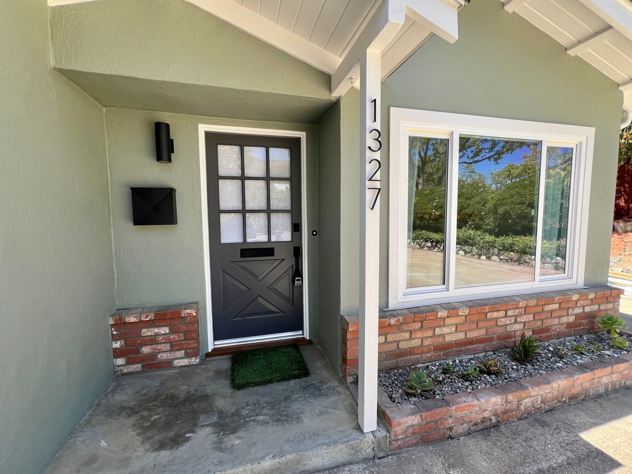 Building Photo - 1327 Tanglewood Dr