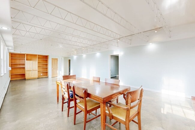 Building Photo - HUGE Spacious 3bd/2bth Full Top Floor Unit, In unit Laundry Available Now