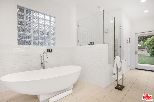 Building Photo - 1833 Franklin Canyon Dr