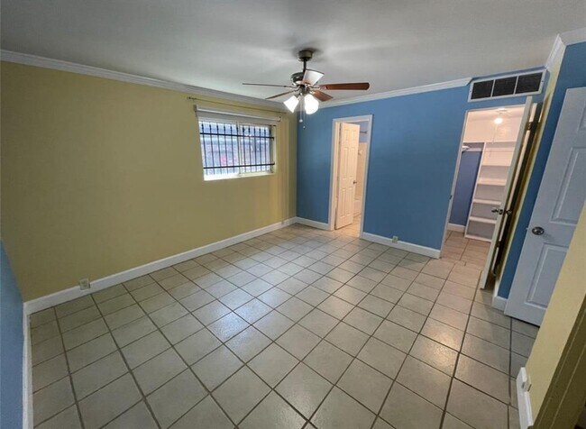 Building Photo - 5617 Bissonnet St