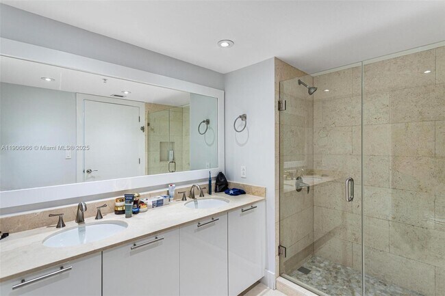 Building Photo - 1800 N Bayshore Dr