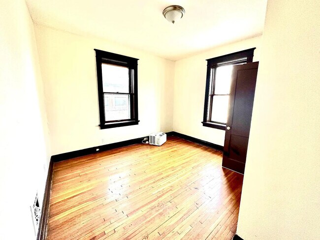Building Photo - 3949 Tholozan Ave