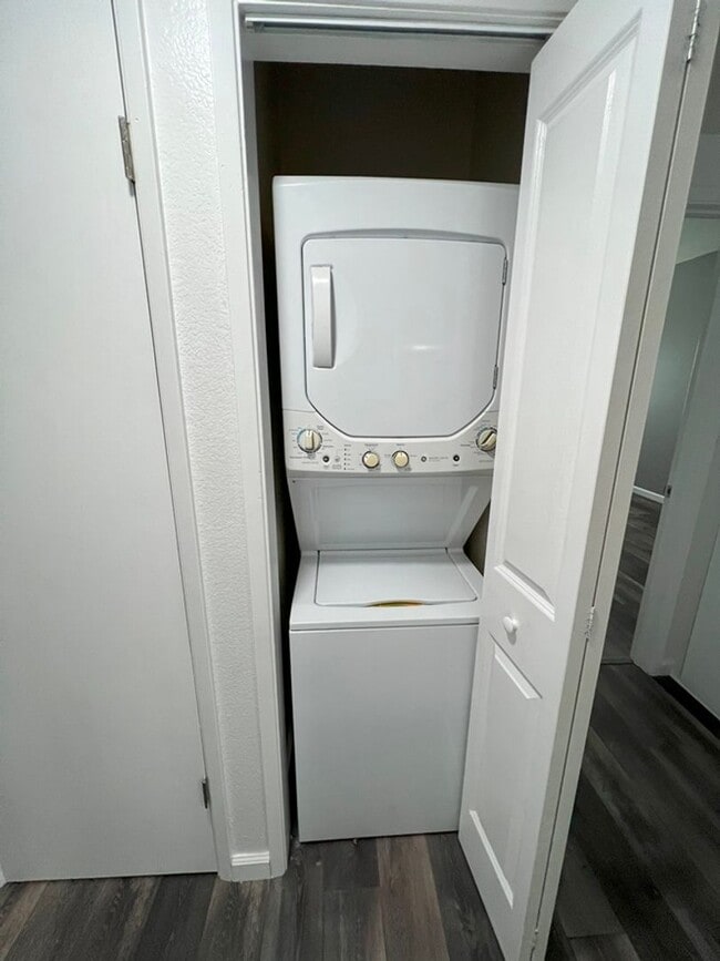 Building Photo - STUNNING 2bd/2ba PET FRIENDLY, UPDATED, LV...