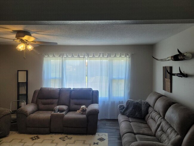 Building Photo - 3 bedroom in Quiet Neighborhood