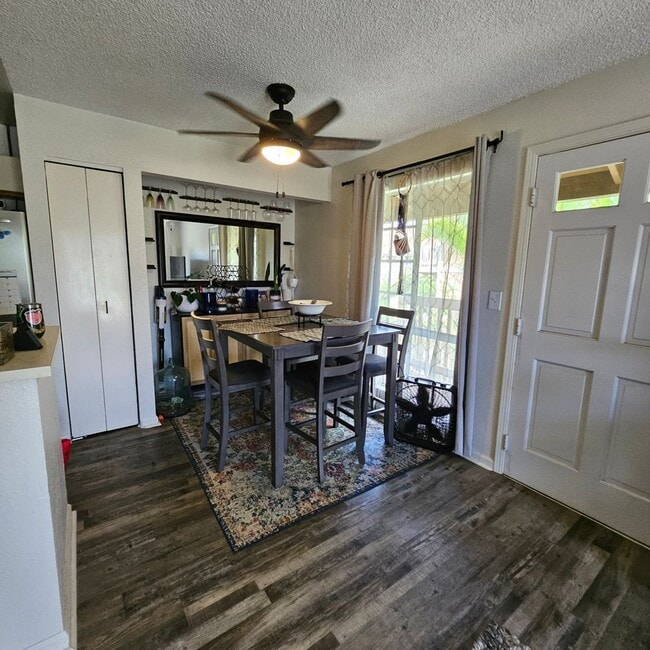 Building Photo - Pet Friendly Upstairs 2/1.5-bedroom North ...