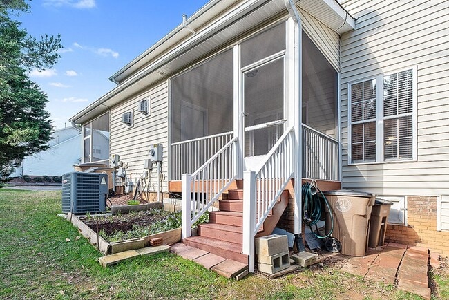 Building Photo - 3 Bed, 2.5 Bath Townhome in the heart of D...