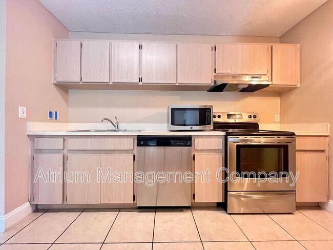 Building Photo - 9481 Highland Oak Dr