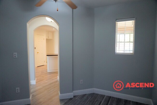 Building Photo - Gorgeous home located in the Northeast!