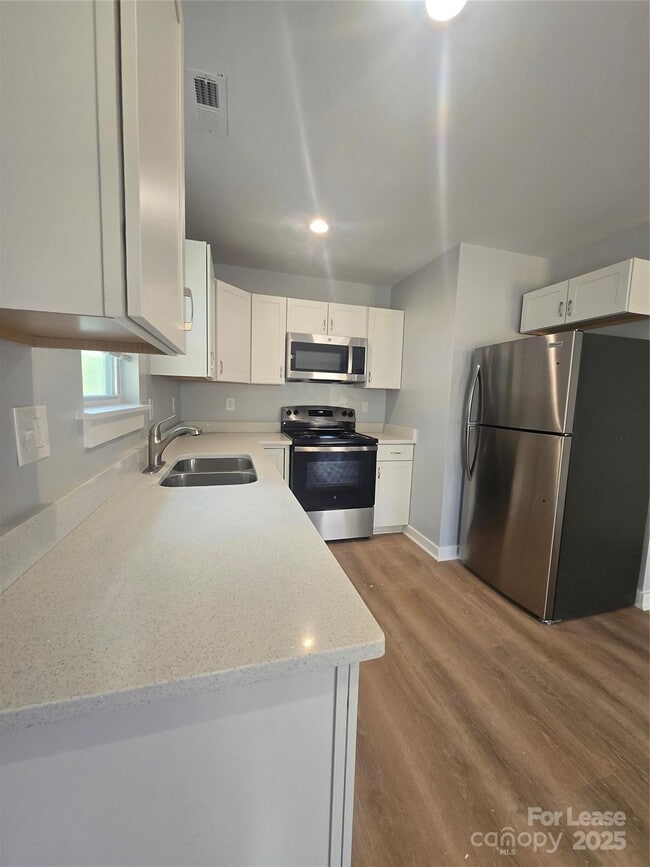 Building Photo - 3100 Dawnshire Ave