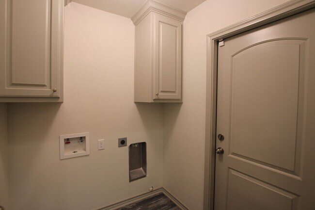 Building Photo - Beautiful 3 Bedroom 2 Bathroom Townhouse i...