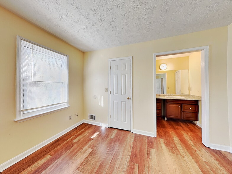 Building Photo - 5280 Ridge Forest Dr