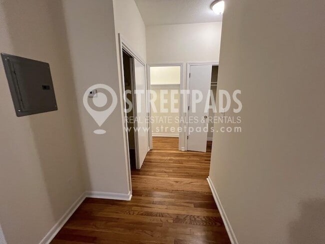 Building Photo - bedroom in Boston MA 02135