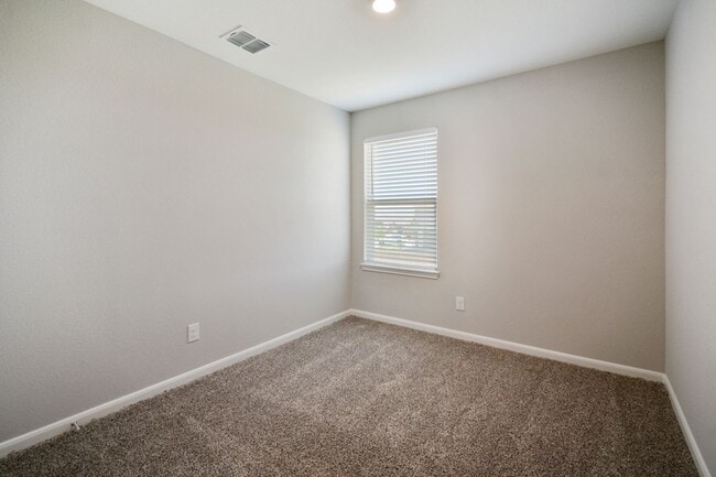 Building Photo - Move-In Ready Home with Spacious Layout and Great Location!