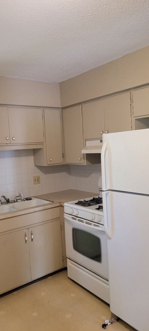 Building Photo - Cozy 2 Bedroom Home