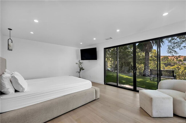 Building Photo - 17072 Oak View Dr