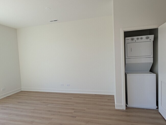 Building Photo - 4740 W Addison St