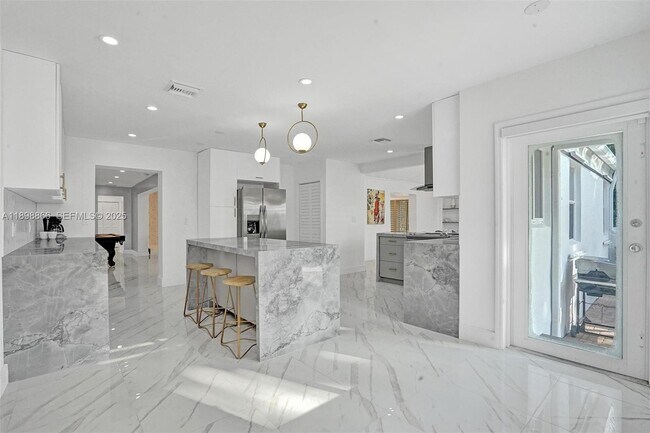 Building Photo - 725 Harrison St