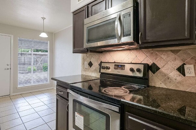 Building Photo - Updated 2 Bed, 2 Bath Townhome in North Dallas