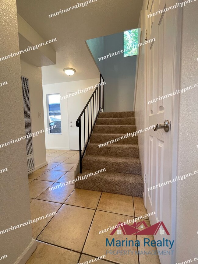 Building Photo - 211 Del Luz Ct