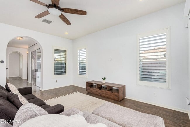 Building Photo - SFH 4-3