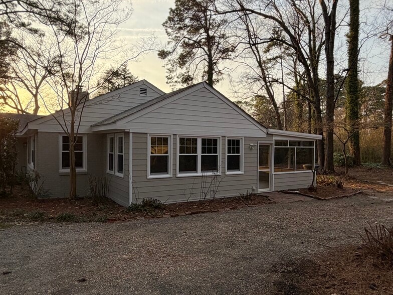 Building Photo - 536 Cavalier Dr