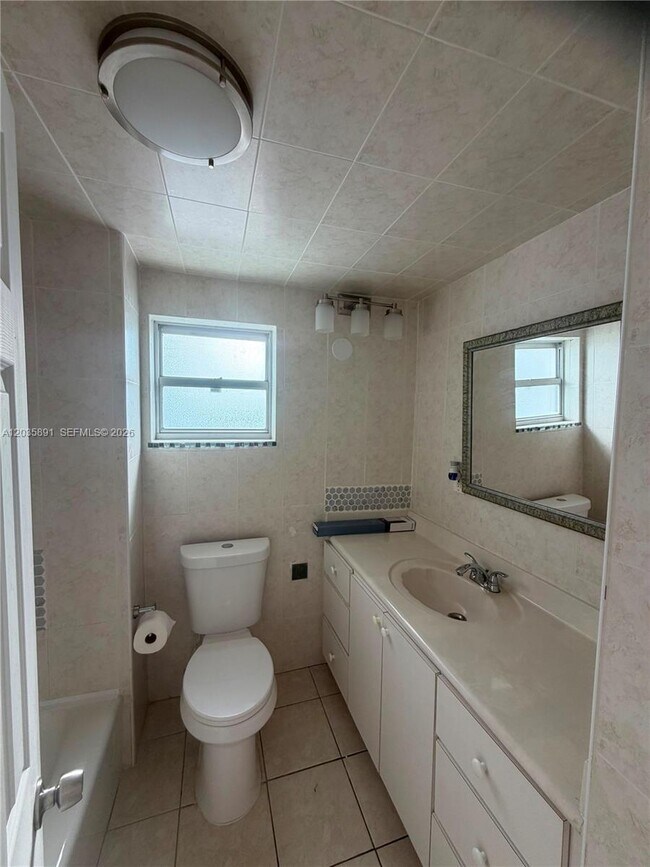 Building Photo - 400 Kings Point Dr